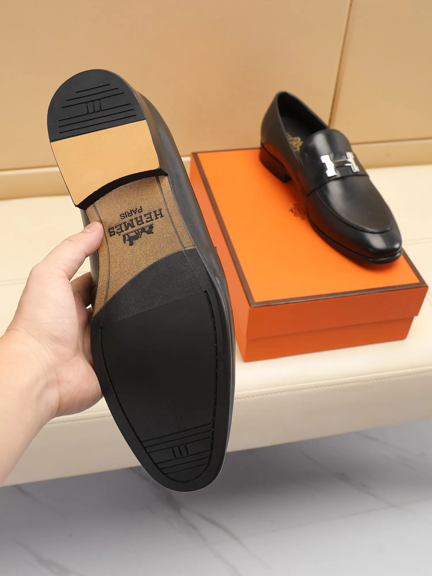 Factory price 460💶[HERMES] (cowhide lining)🍀Italian top luxury🍀He does not pursue novel styles and gorgeous colors, but attracts the favor of successful men with his flawless, elegant and classic style! This very, very comfortable, simple and stable style makes it easy to match any style! The pattern is absolutely 1:1 refined from the original case, and we strive for excellence in materials, imported cowhide + cowhide lining💪💪💪extraordinary texture👍! .Code number: 39 to 44 (38.4546 customized)
